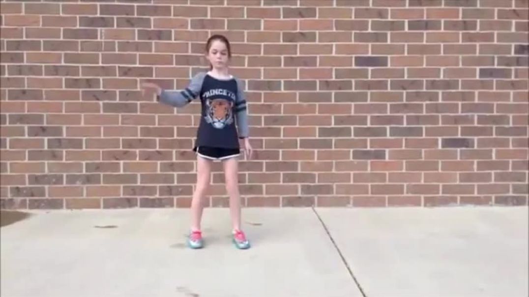 11-тилетняя девочка танцует под Dubstep