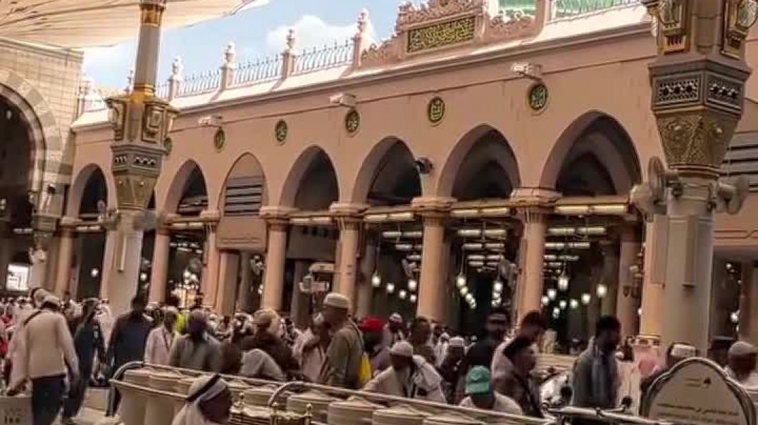 ⁣В Мекке ты просишь прощения за то, что забывал Того, Кто никогда не забывал тебя