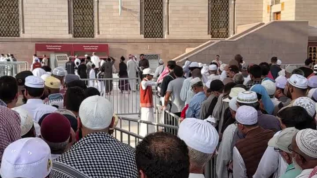 ⁣В Медине даже воздух кажется пропитанным нежностью; там ты чувствуешь, что наконец-то дома