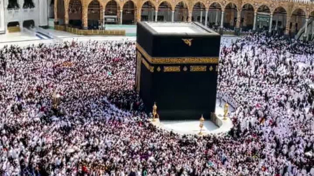 ⁣Умра — это когда ты приезжаешь уставшим от жизни, а уезжаешь ожившим