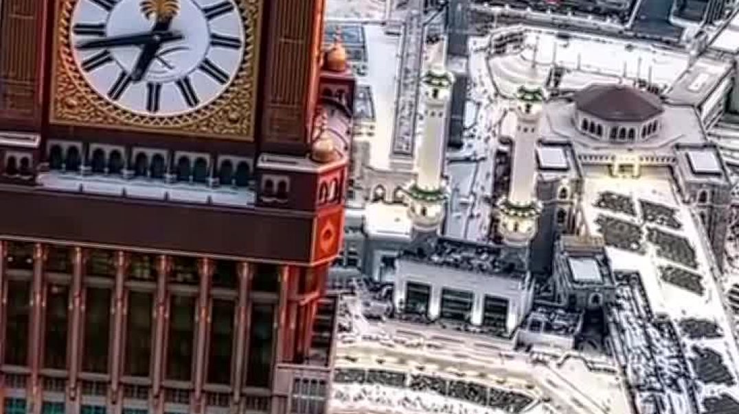 ⁣В Мекке ты понимаешь, что все твои проблемы — это просто пыль под ногами