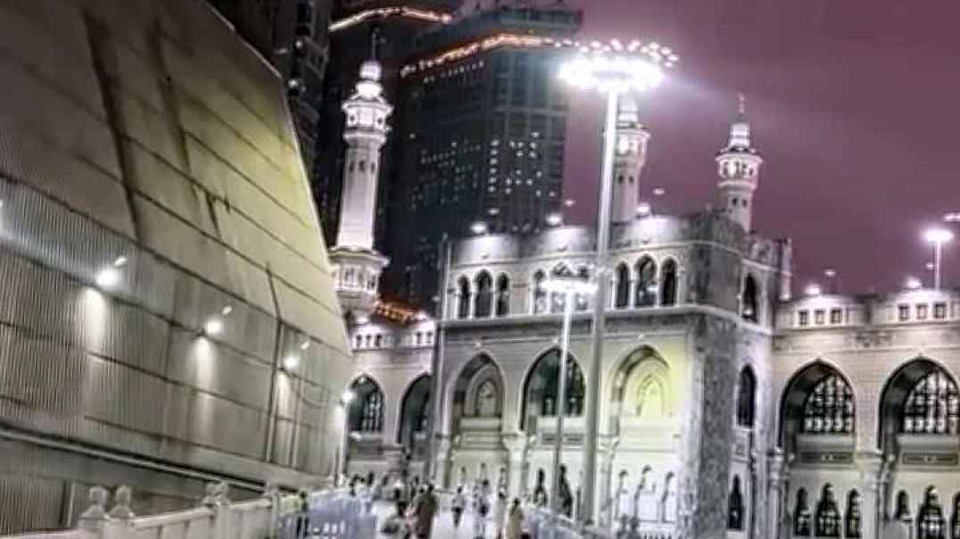 ⁣В Мекке понимаешь, что Богу не важны твои бренды и дипломы, Ему нужен только ты сам