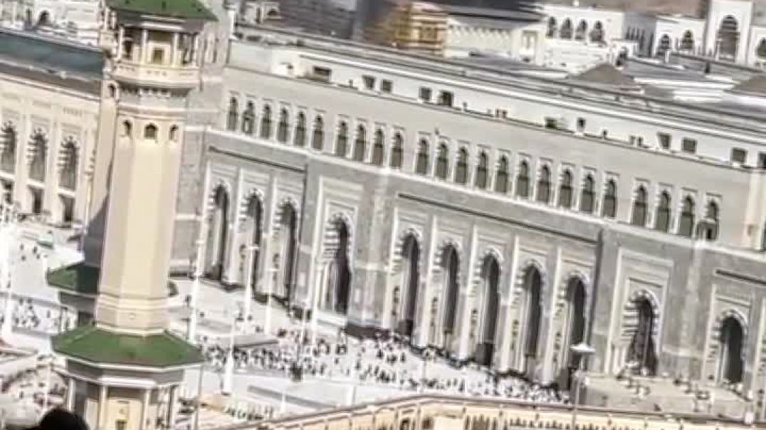 ⁣⁣Находясь там, ты чувствуешь, что Аллах к тебе ближе, чем твоя собственная вена на шее ///Red Luxe//