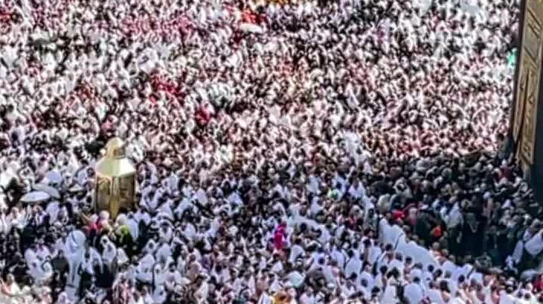 ⁣В Мекке ты впервые просишь не о мирском, а о том, чтобы Аллах никогда не убирал тебя от Себя