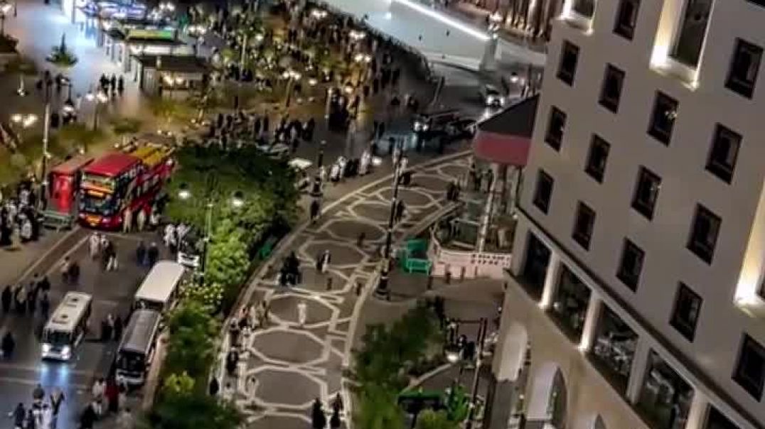 ⁣В Мекке ты впервые слышишь тишину своего сердца сквозь шум миллионов