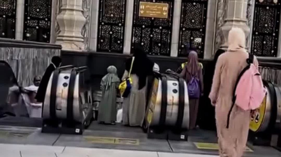 ⁣⁣У Каабы сердце шепчет то, что язык не может сказать, потому что рядом с Домом Аллаха!