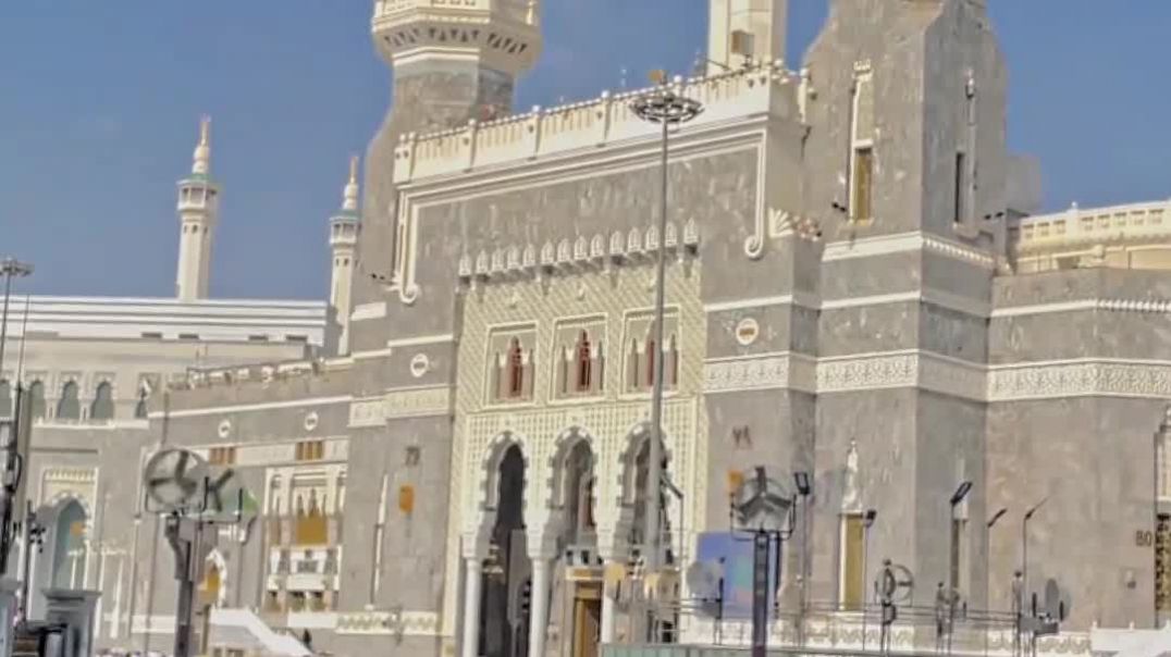 ⁣У Каабы исчезает всё, кроме надежды, потому что рядом с Домом Аллаха сердце отпускает страх