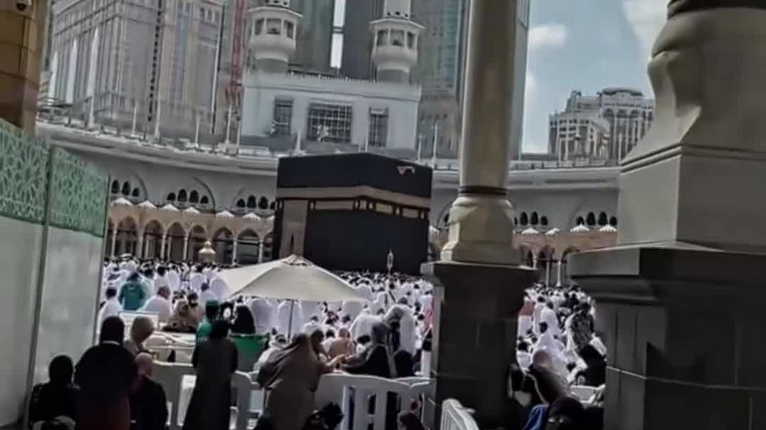 ⁣⁣Самые тихие дуа рождаются рядом с Каабой, потому что там сердце говорит с Аллахом без лишних слов!