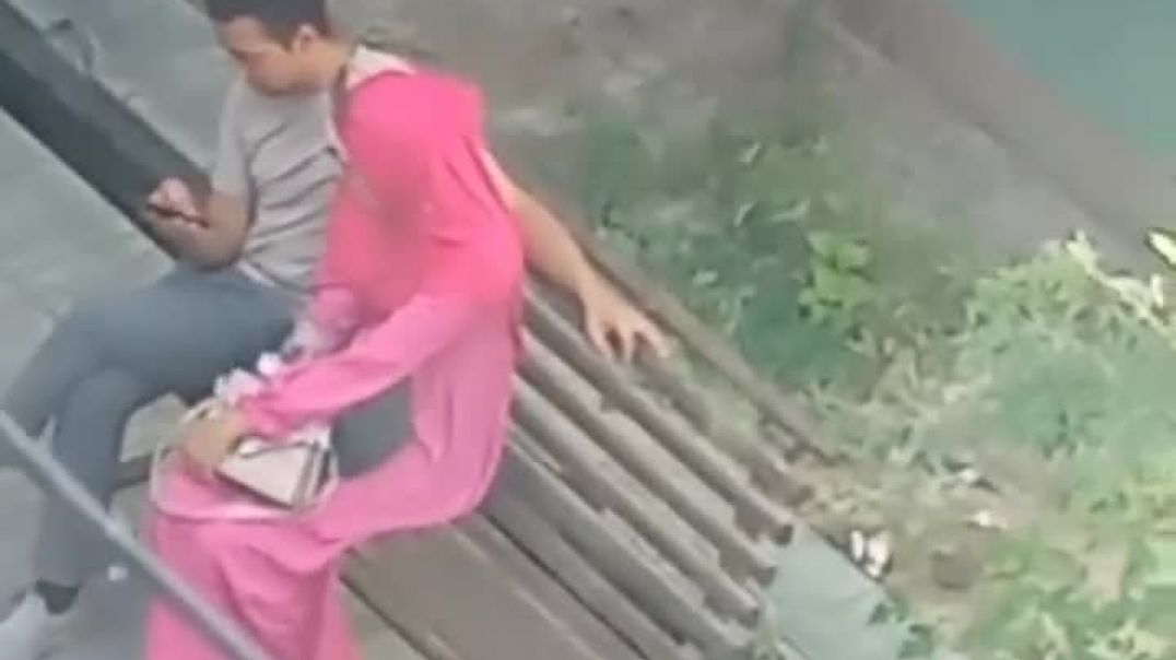 Xijoblik qiz ko'chada yigiti bilan video