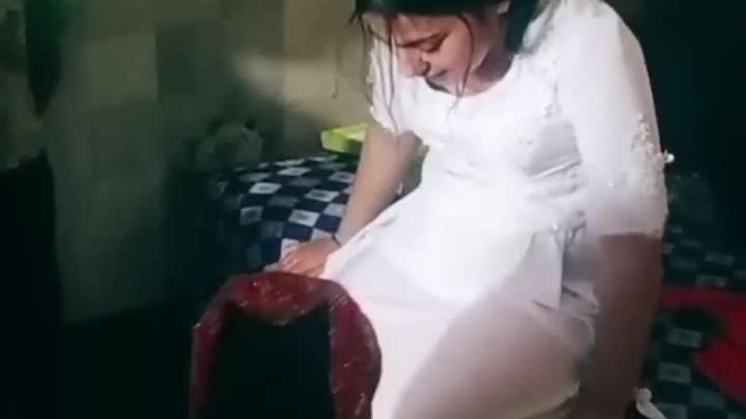 ⁣UZBEK KELINCHAK HAMMANI OLDIDA TURSIKNI YECHIB TASHLADI