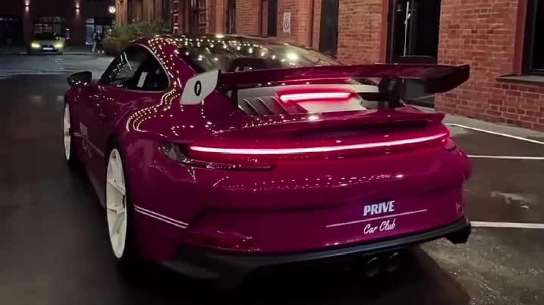 ⁣Изменения цвета пленкой Porsche 911 в яркий малиновый оттенок